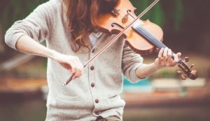 Read more about the article Πώς η μουσική μπορεί ν΄αυξήσει τις επιδόσεις των μαθητών;