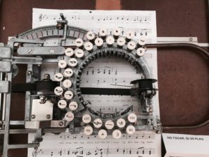 Read more about the article Η μουσική γραφομηχανή του 1930 που γράφει νότες!