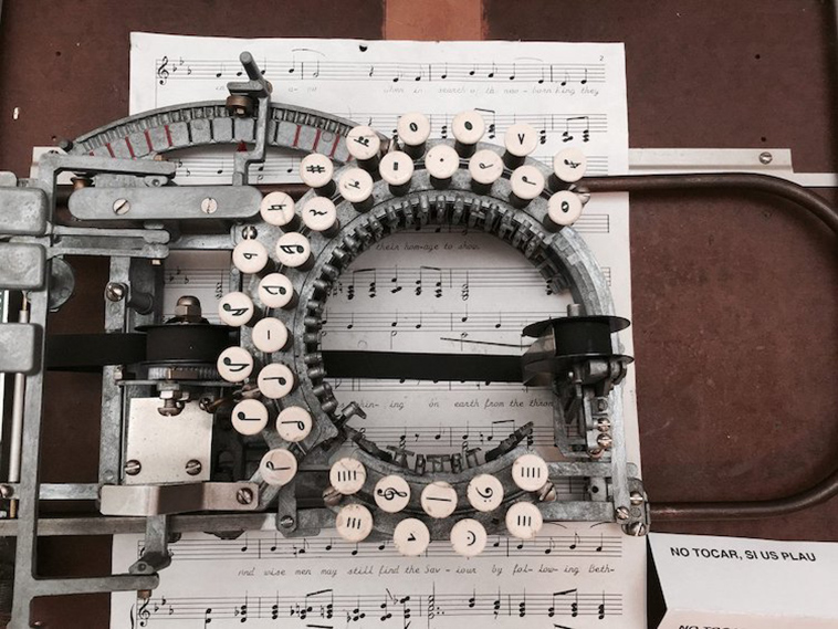 You are currently viewing Η μουσική γραφομηχανή του 1930 που γράφει νότες!